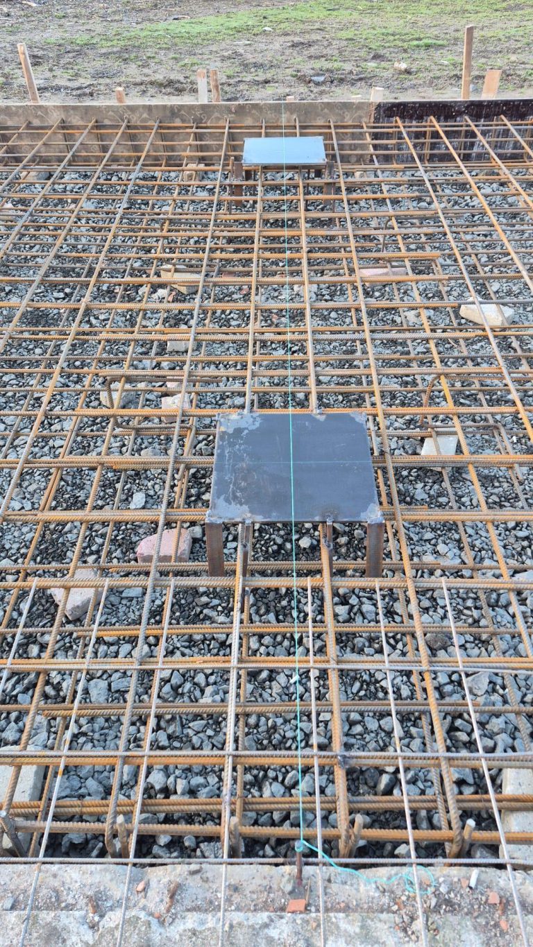 Beton temeli üzerine demir plaka yerleşimi