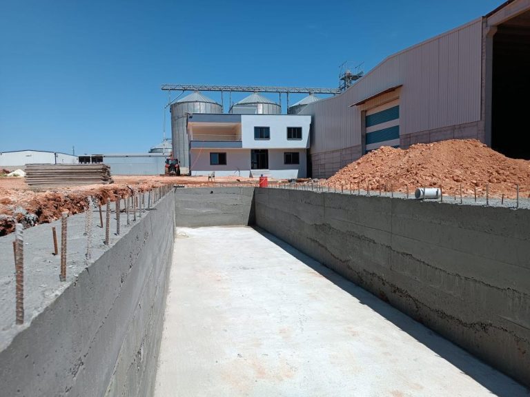 Beton temeli üzerine inşaat halindeki endüstriyel tesiste alt yapı çalışmaları
