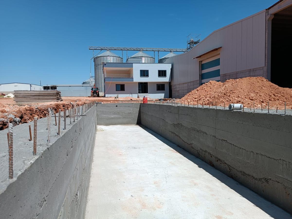 Beton temeli üzerine inşaat halindeki endüstriyel tesiste alt yapı çalışmaları