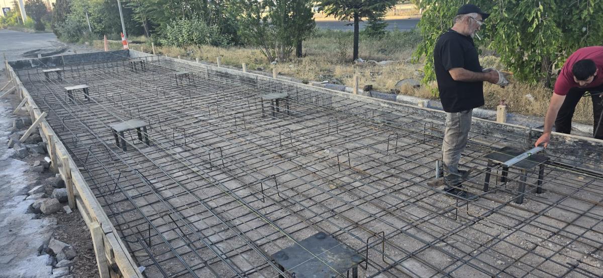 Betonarme temel üzerine demir donatı yerleştirme çalışması
