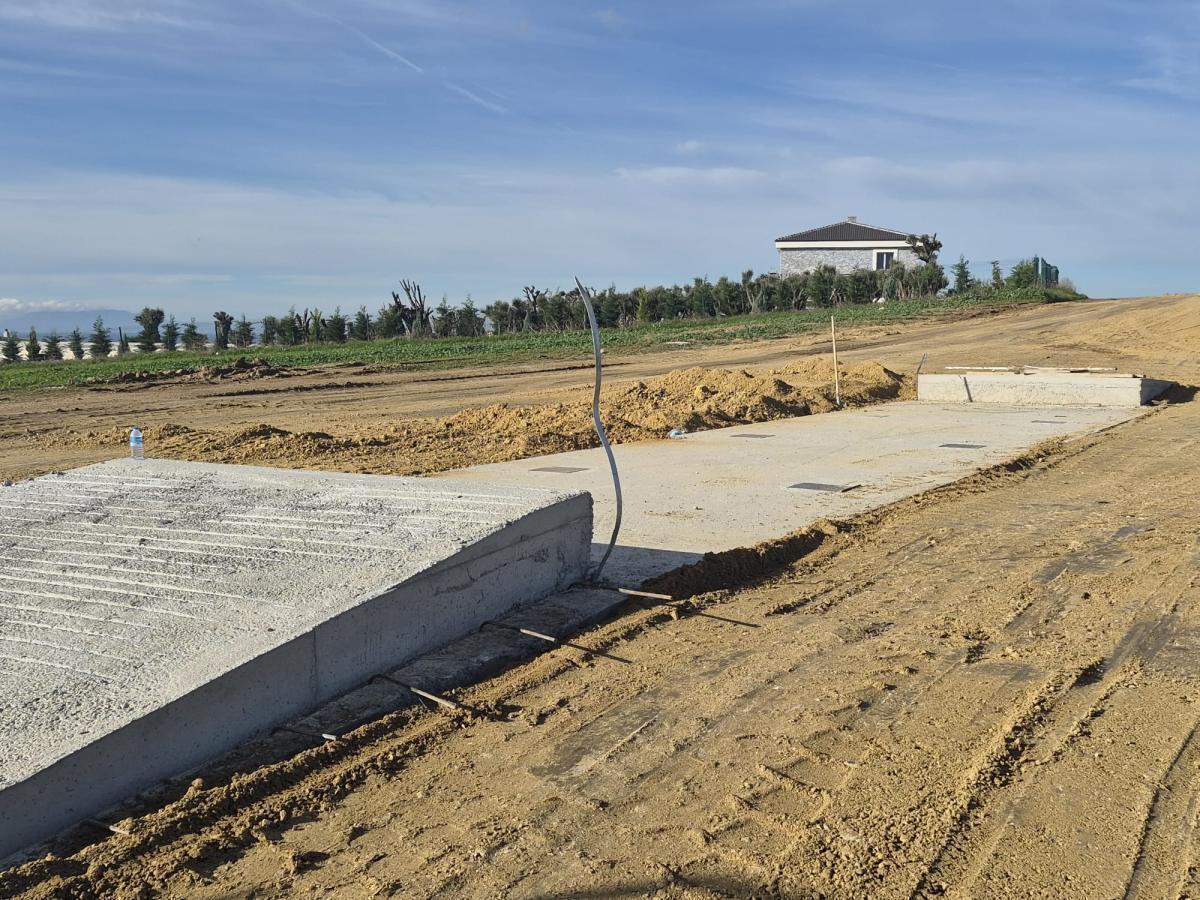 Tarım arazisinde beton temel ve altyapı çalışmaları