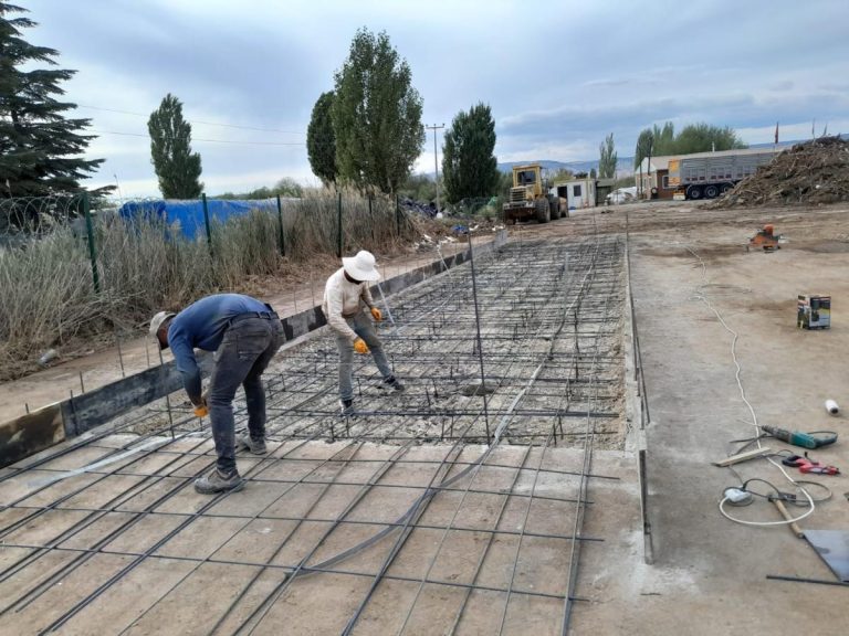 Temel üzerine çelik donatı yerleştirme işleri