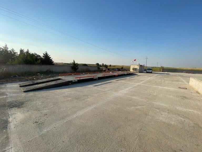 Tır kantarı platformu betonla zemin üzerine kurulmuş