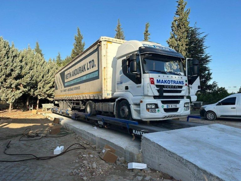 Tır kantarı platformu üzerine kamyon tartımı