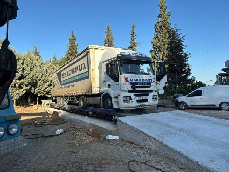 Tır kantarı platformu üzerine kamyon yerleştirilmesi
