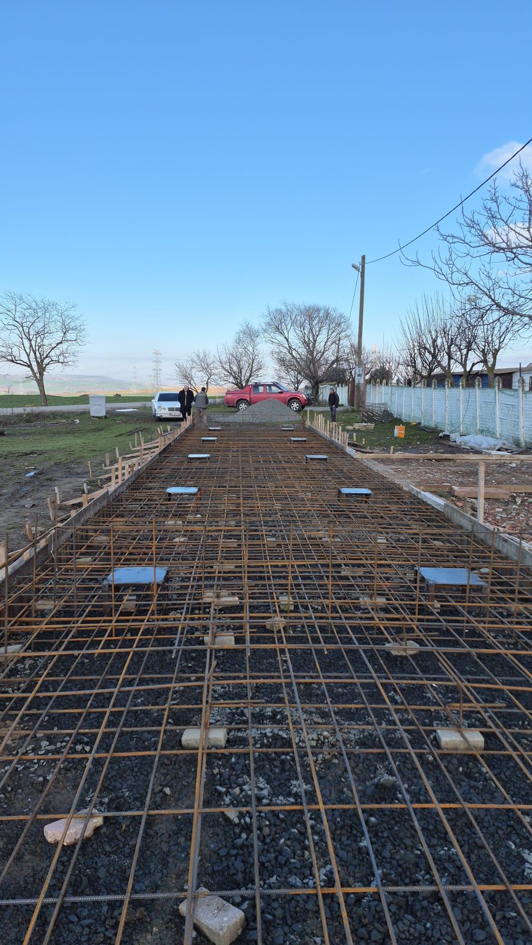 Tır kantarı temel yapısı için beton döküm hazırlığı